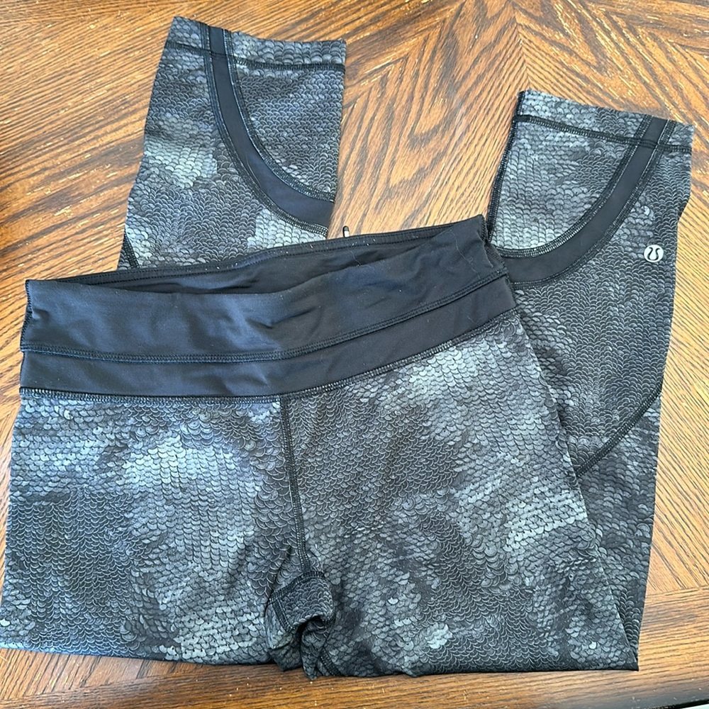 Lululemon snake skin design capri leggings size 6